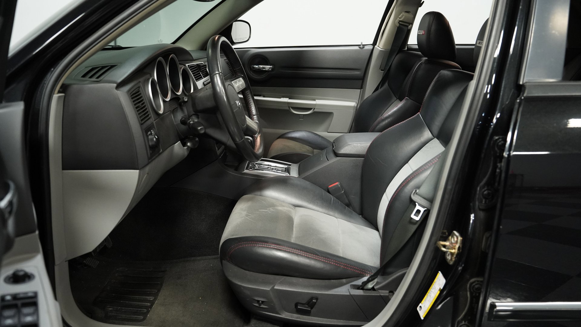 Used 2006 Dodge Magnum SRT8 w/ SRT Option Group III image 28