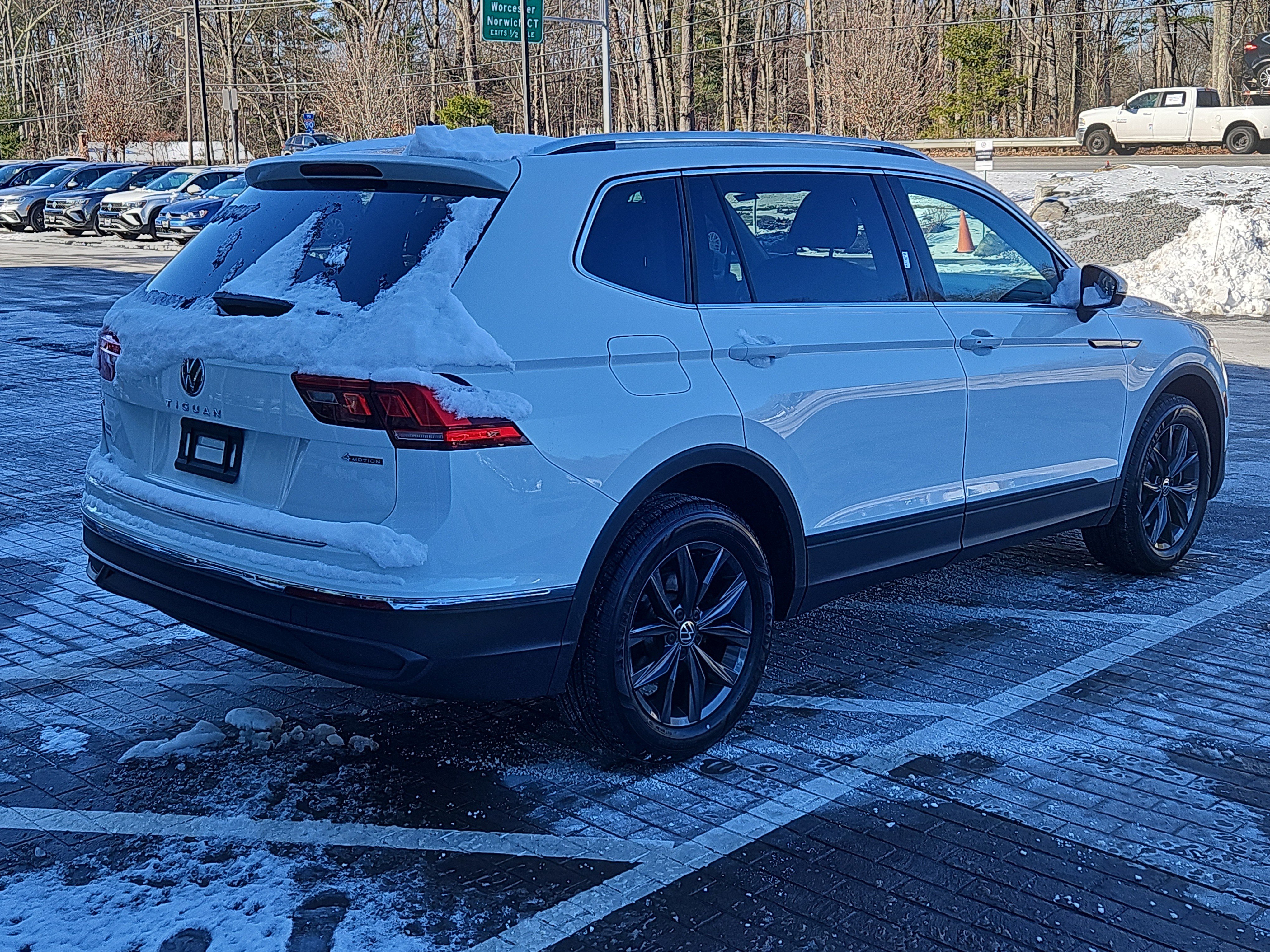 Certified 2022 Volkswagen Tiguan SE w/ Panoramic Sunroof Package image 3