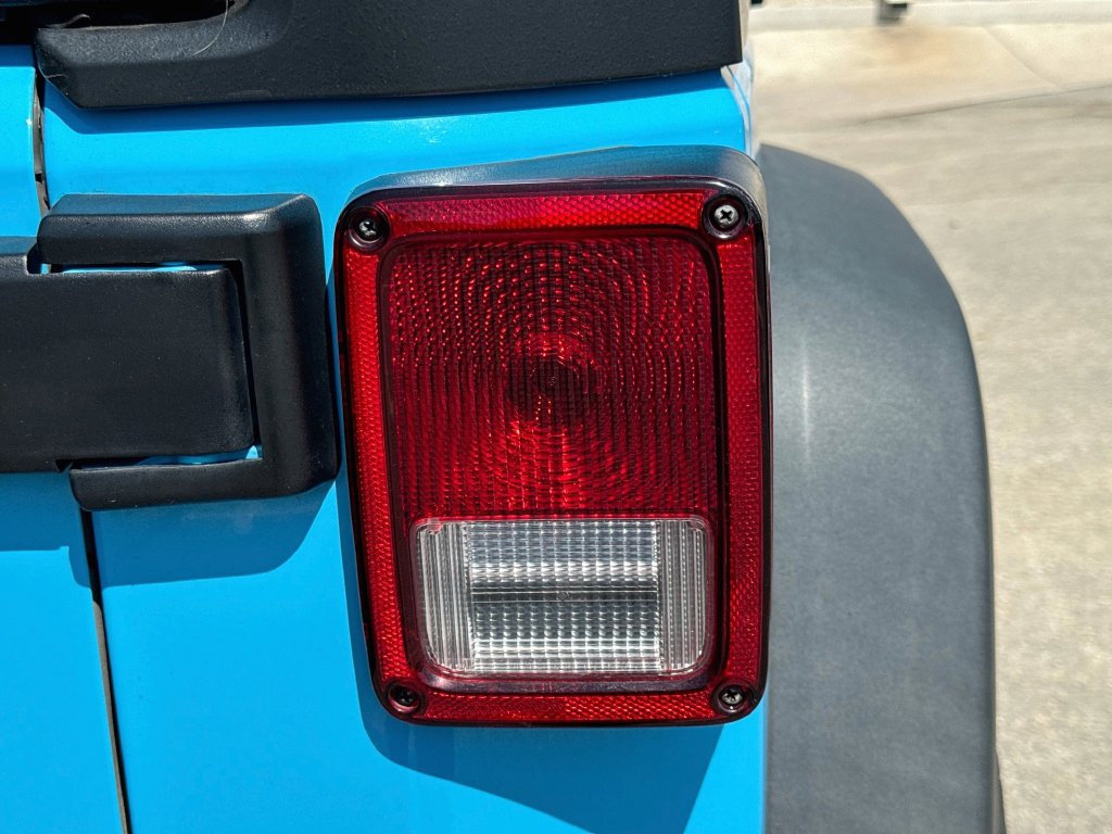 Used 2018 Jeep Wrangler Unlimited Sport w/ Connectivity Group AWD/4WD image 28