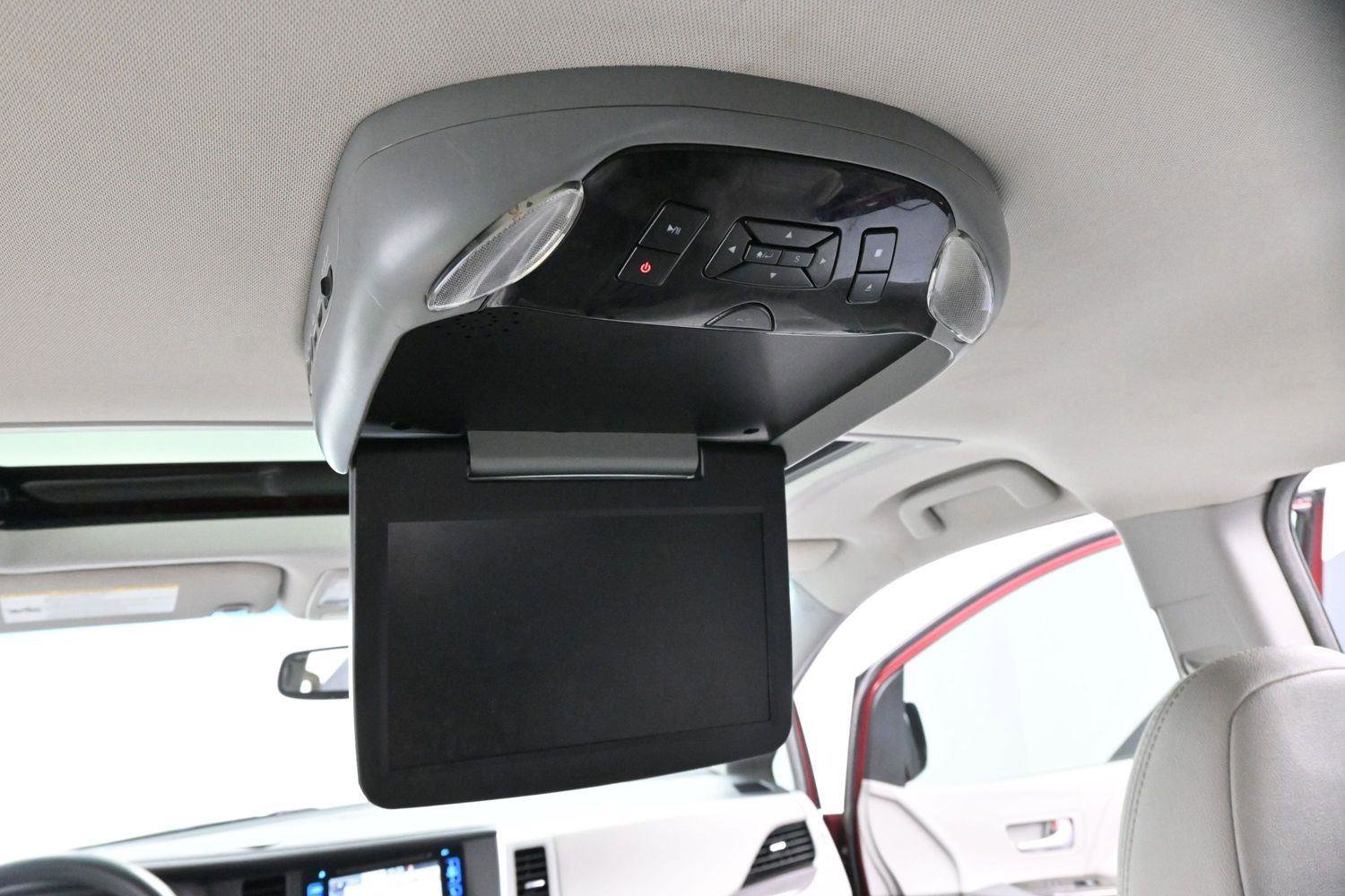 Used 2017 Toyota Sienna XLE w/ XLE Navigation Package FWD image 34