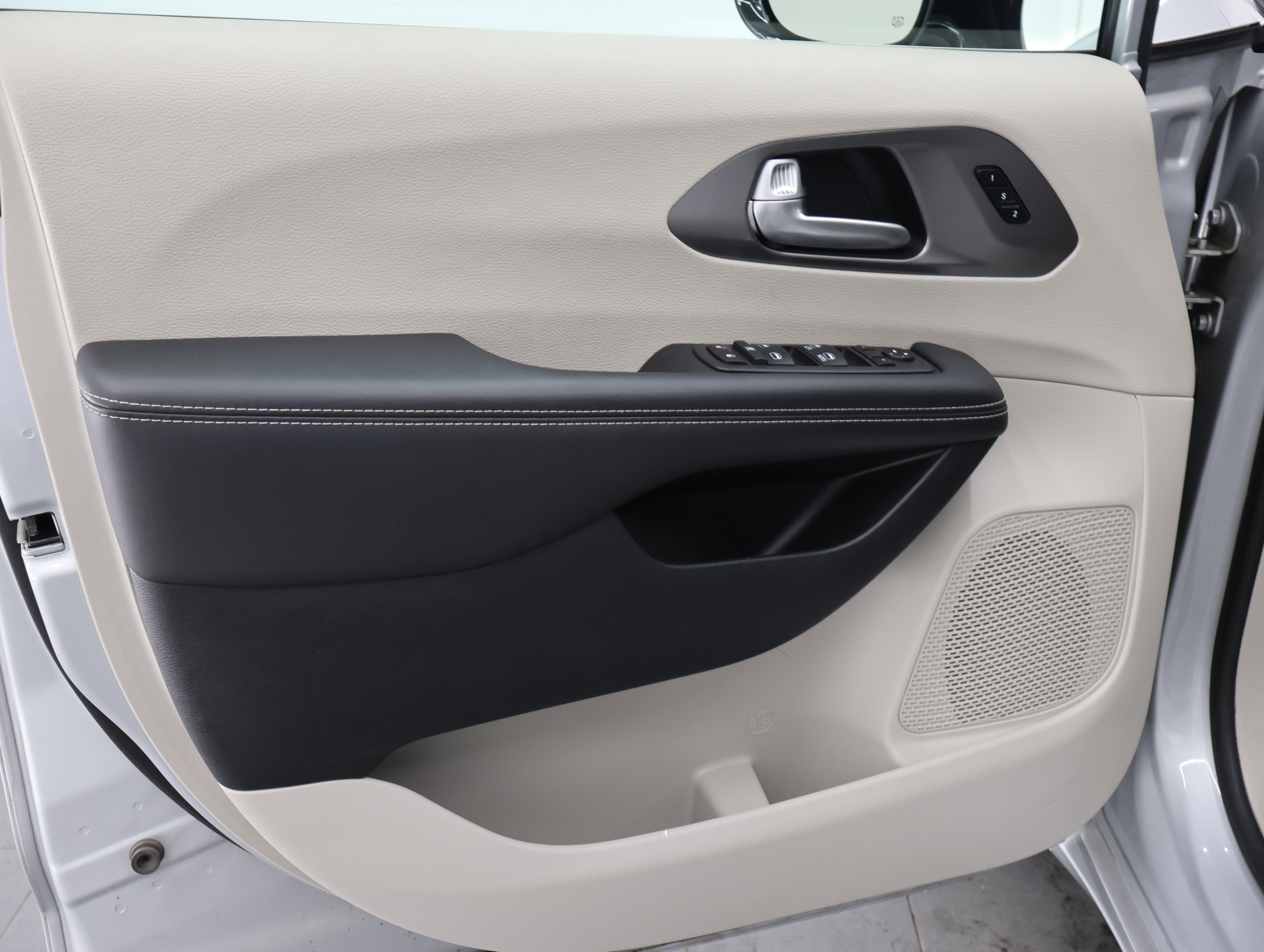 Used 2024 Chrysler Pacifica Touring-L FWD image 36