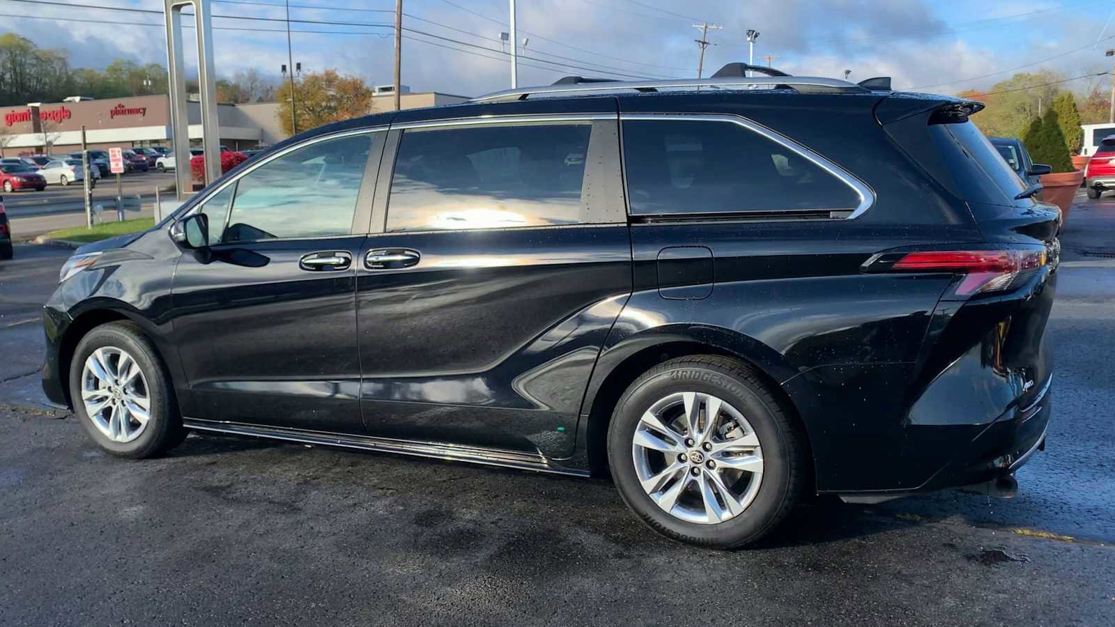 Used 2024 Toyota Sienna Limited image 6