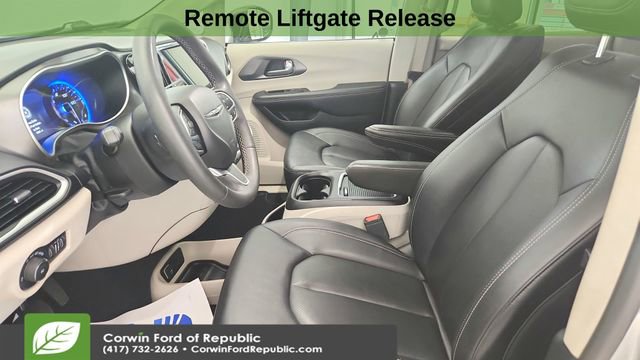 Used 2024 Chrysler Pacifica Touring-L image 11