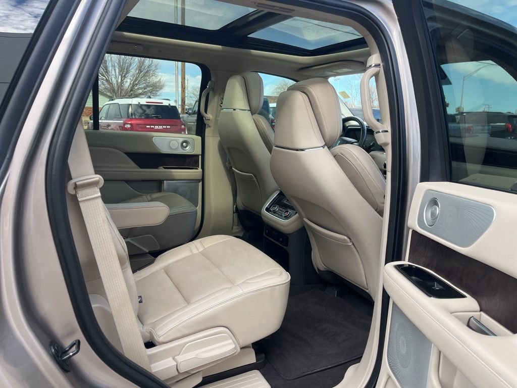 Used 2019 Lincoln Navigator Reserve image 32