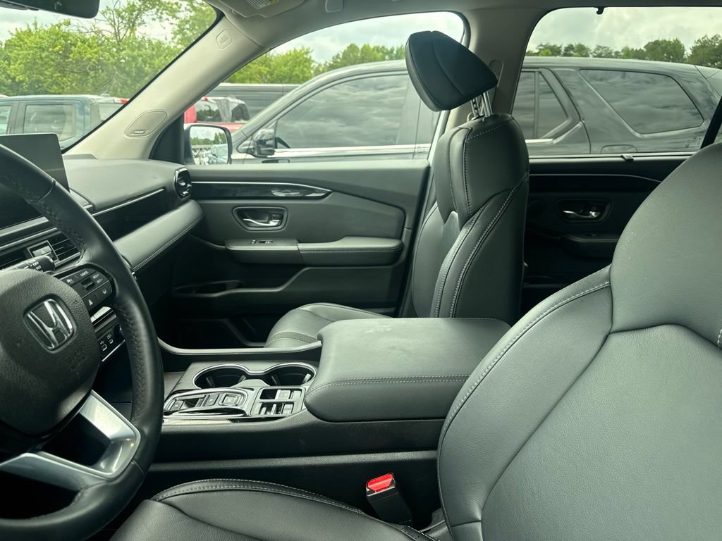 Used 2025 Honda Pilot Touring image 3