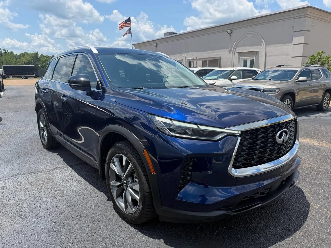 Used 2023 INFINITI QX60 Luxe w/ Cargo Package FWD image 4