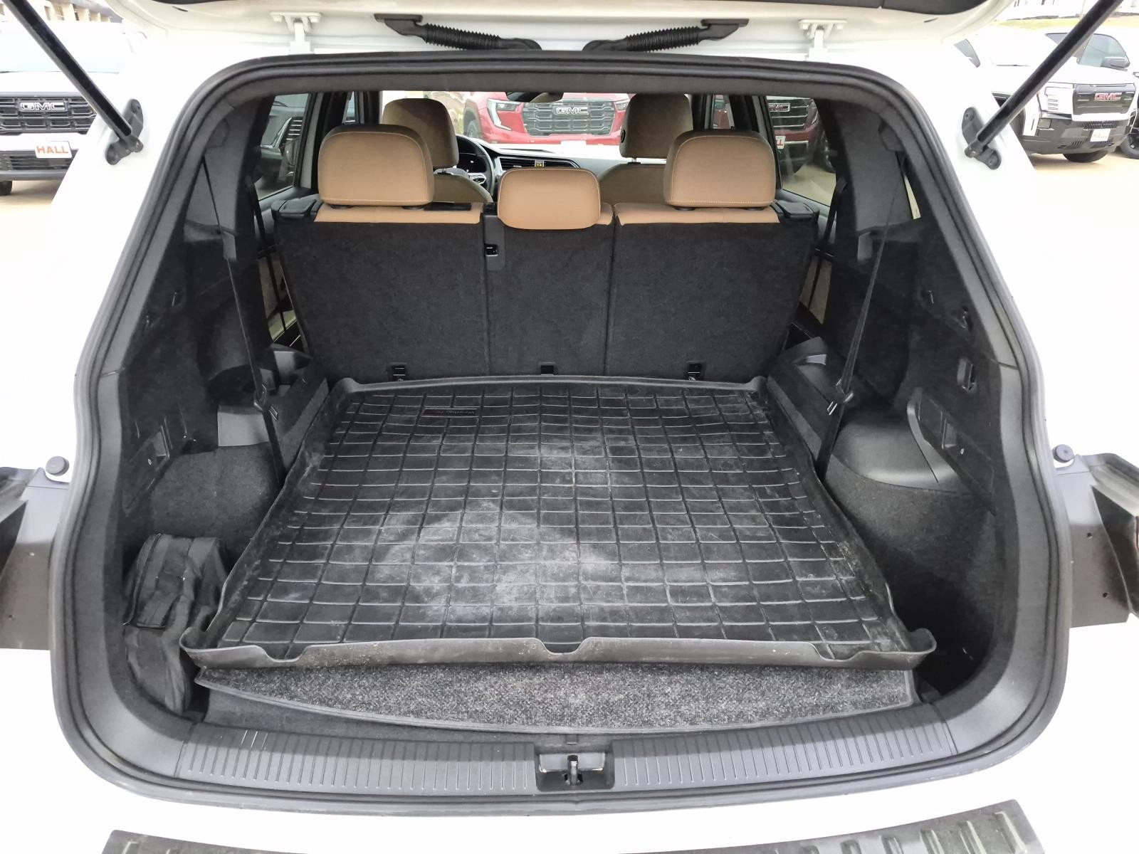 Used 2022 Volkswagen Tiguan SE R-Line FWD image 9