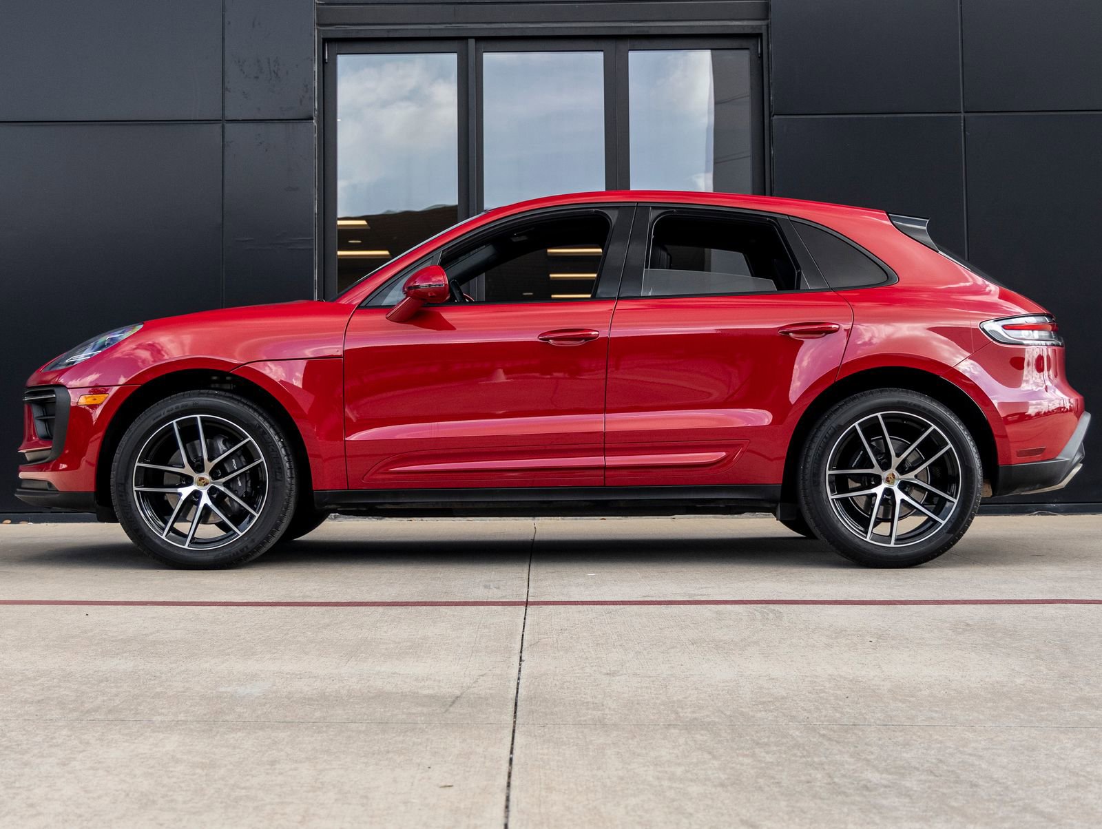 Certified 2024 Porsche Macan image 2