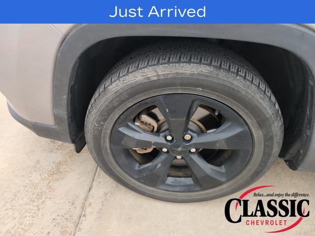 Used 2019 Jeep Cherokee Latitude Plus FWD image 11