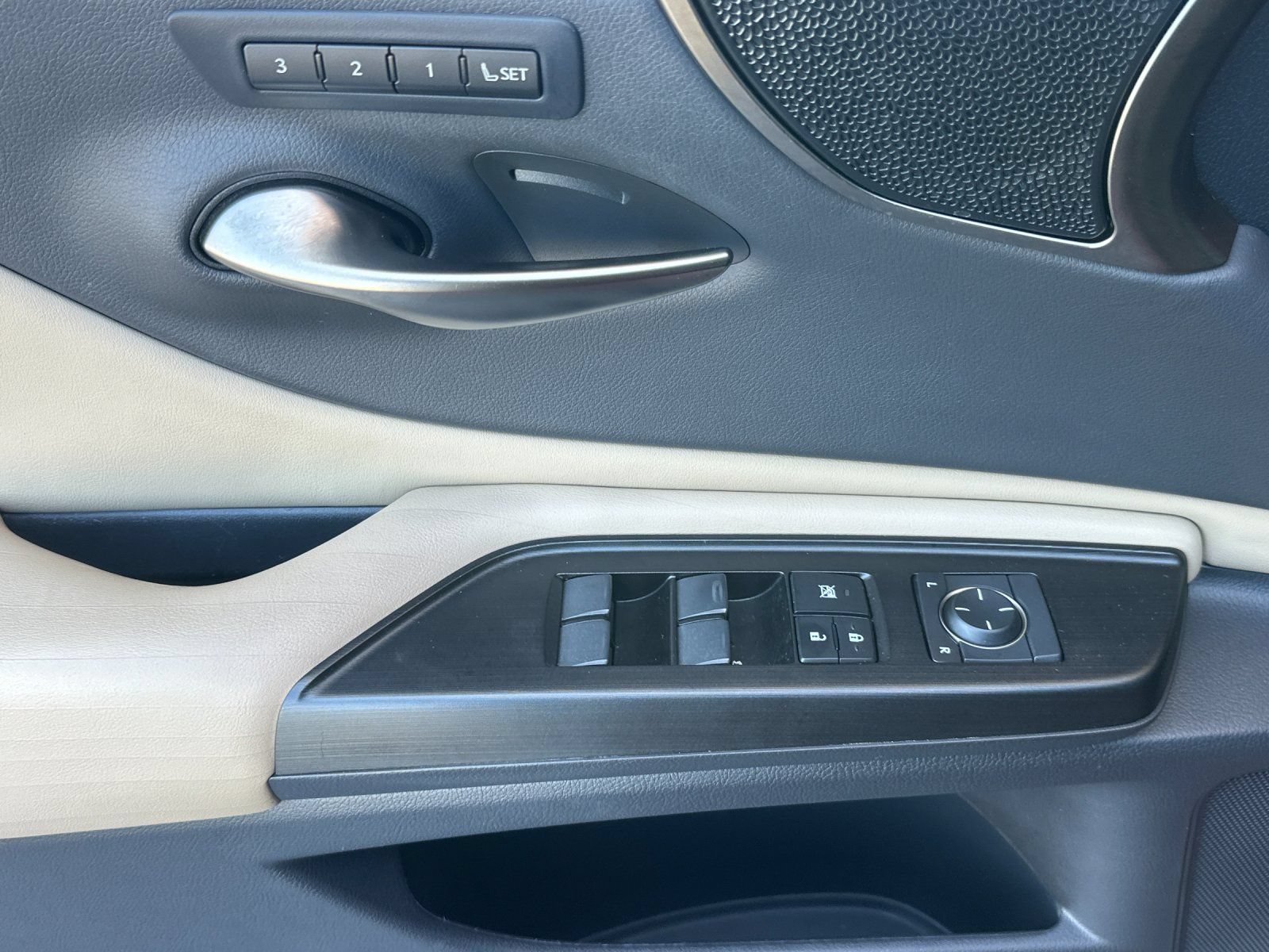 Used 2019 Lexus ES 350 w/ Premium Package FWD image 11