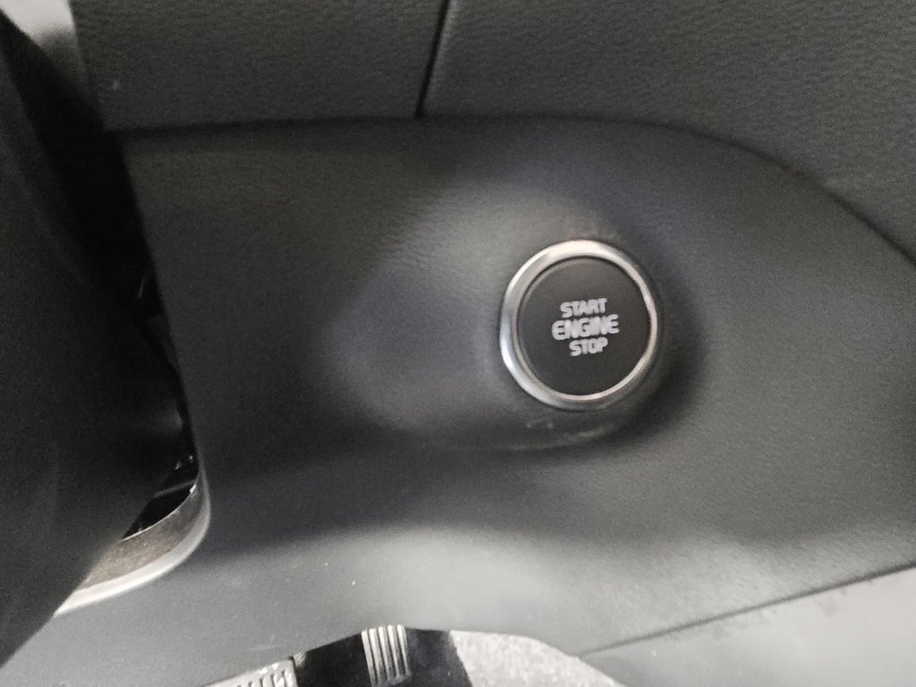 Certified 2025 Volvo XC40 B5 Core image 25