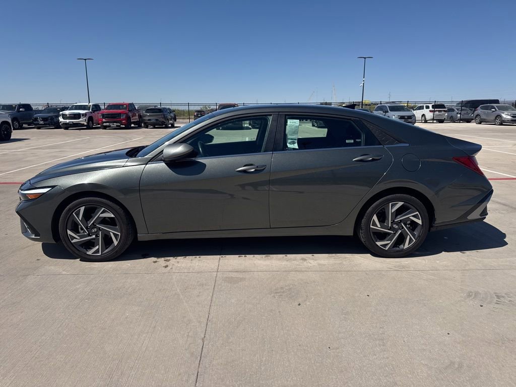 Used 2025 Hyundai Elantra SEL FWD image 2