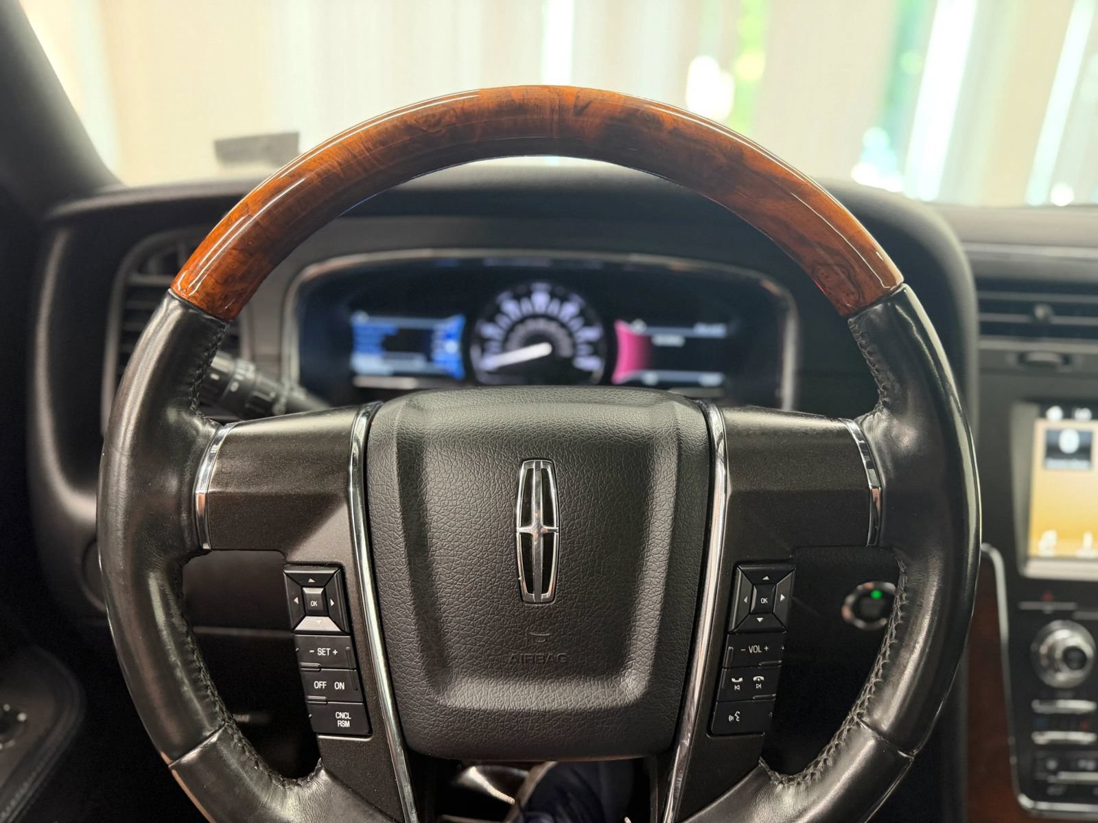 Used 2017 Lincoln Navigator Select AWD/4WD image 25