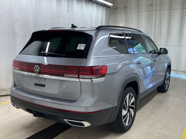 Used 2025 Volkswagen Atlas SE FWD image 3