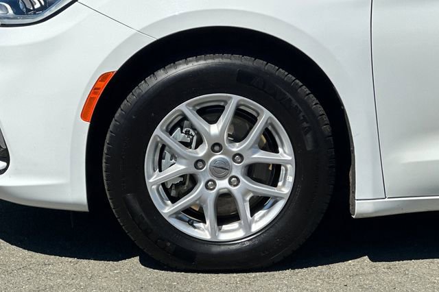Used 2025 Chrysler Pacifica Select image 30