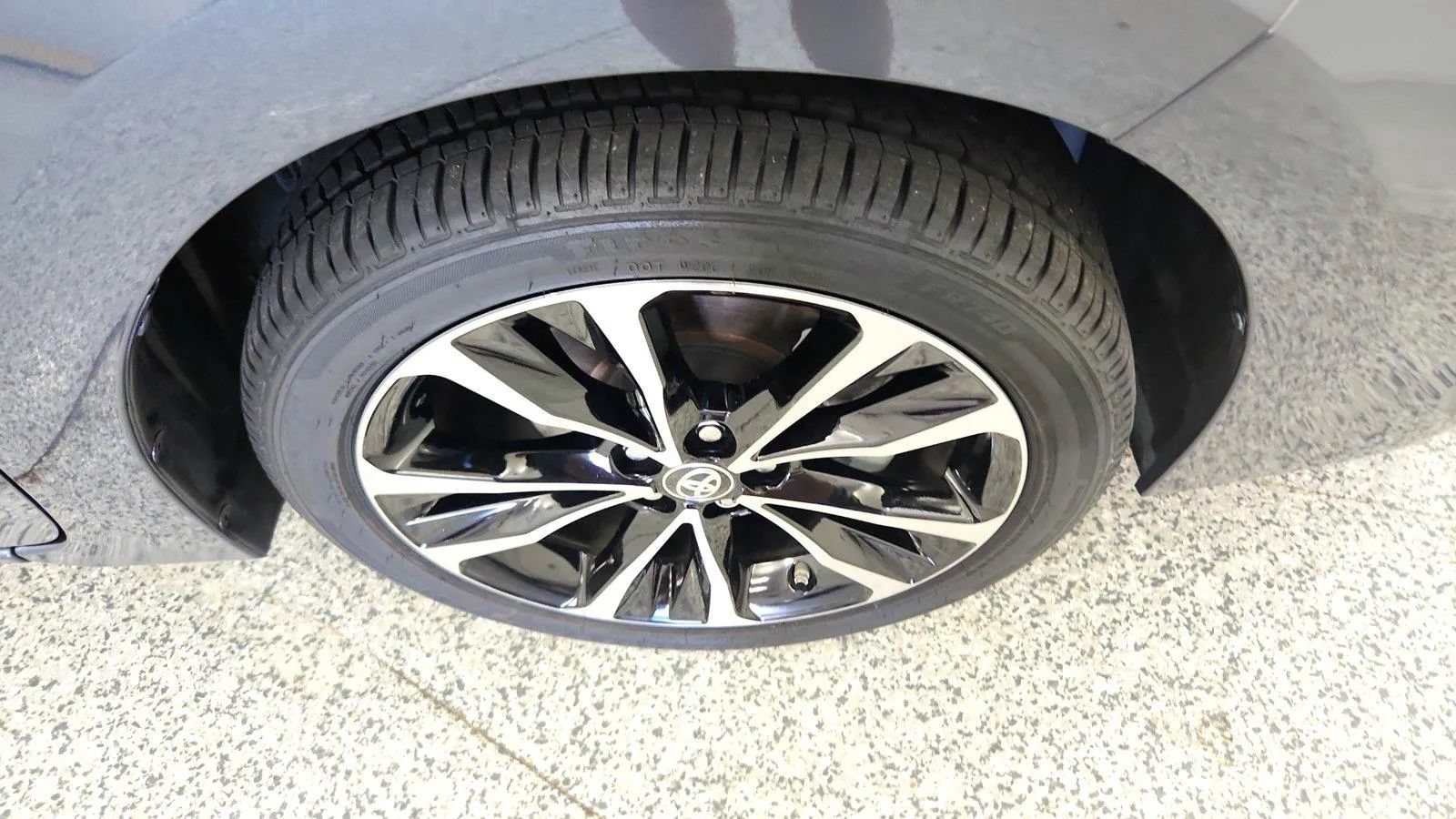 Used 2018 Toyota Corolla SE w/ SE Premium Package FWD image 30