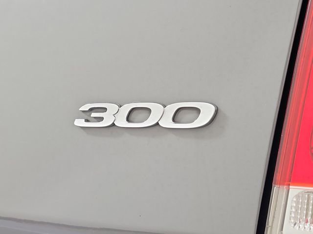 Used 2018 Chrysler 300 Limited RWD image 9