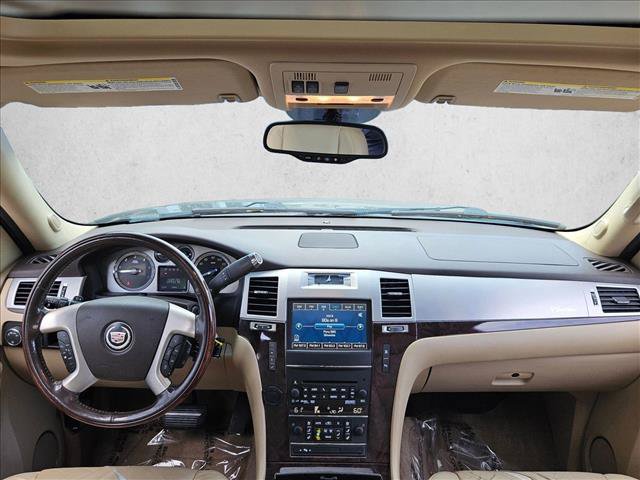 Used 2011 Cadillac Escalade Luxury RWD image 17