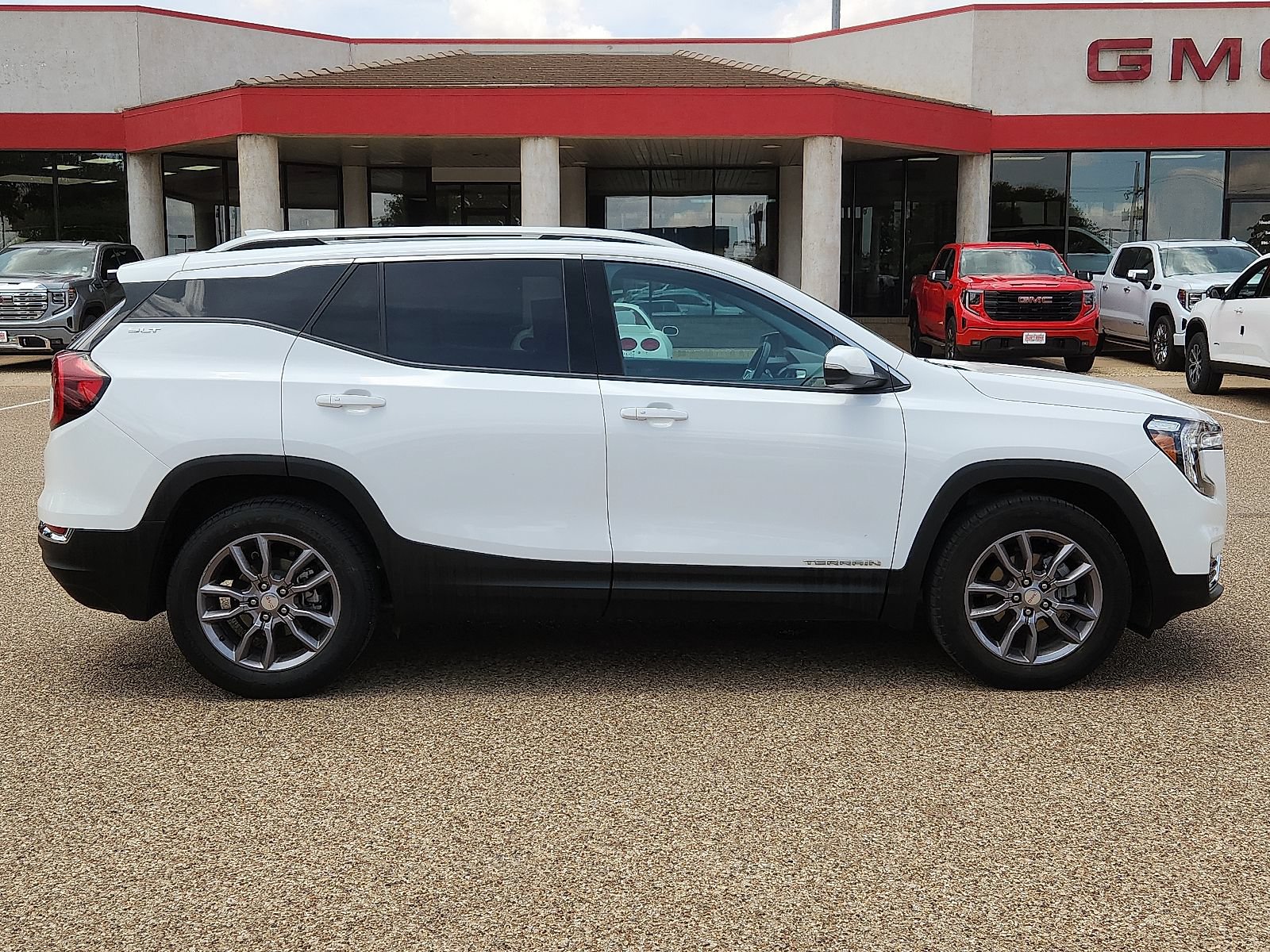 Used 2023 GMC Terrain SLT w/ Infotainment Package II FWD image 5