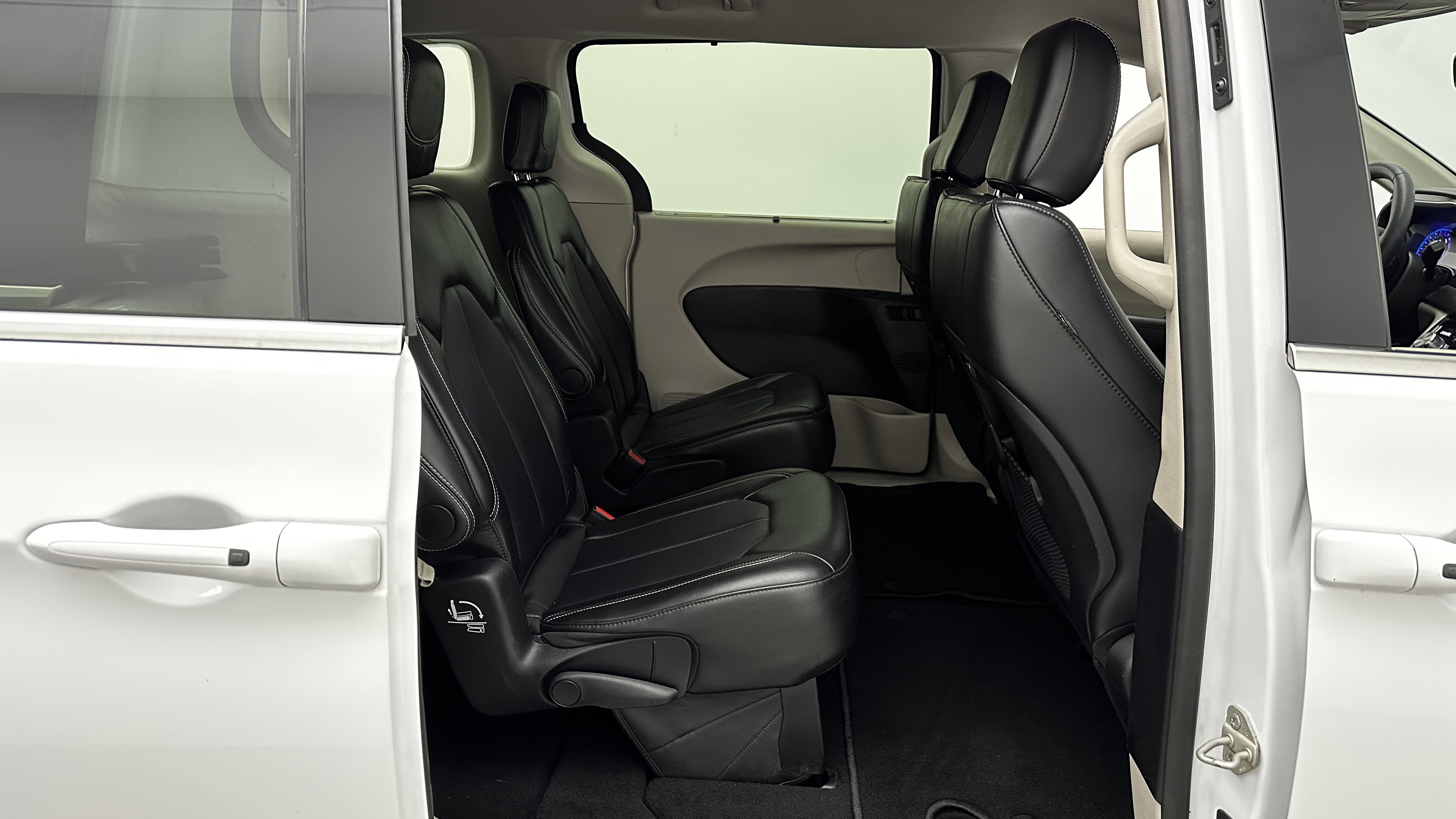 Used 2024 Chrysler Pacifica Touring-L image 32