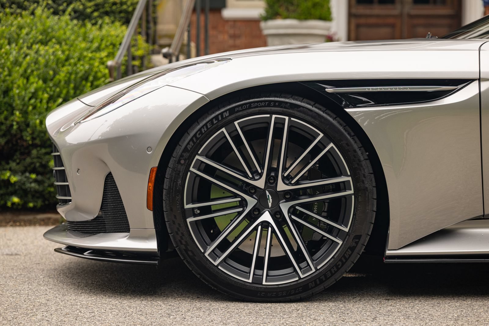 Used 2024 Aston Martin DB12 Convertible RWD image 9