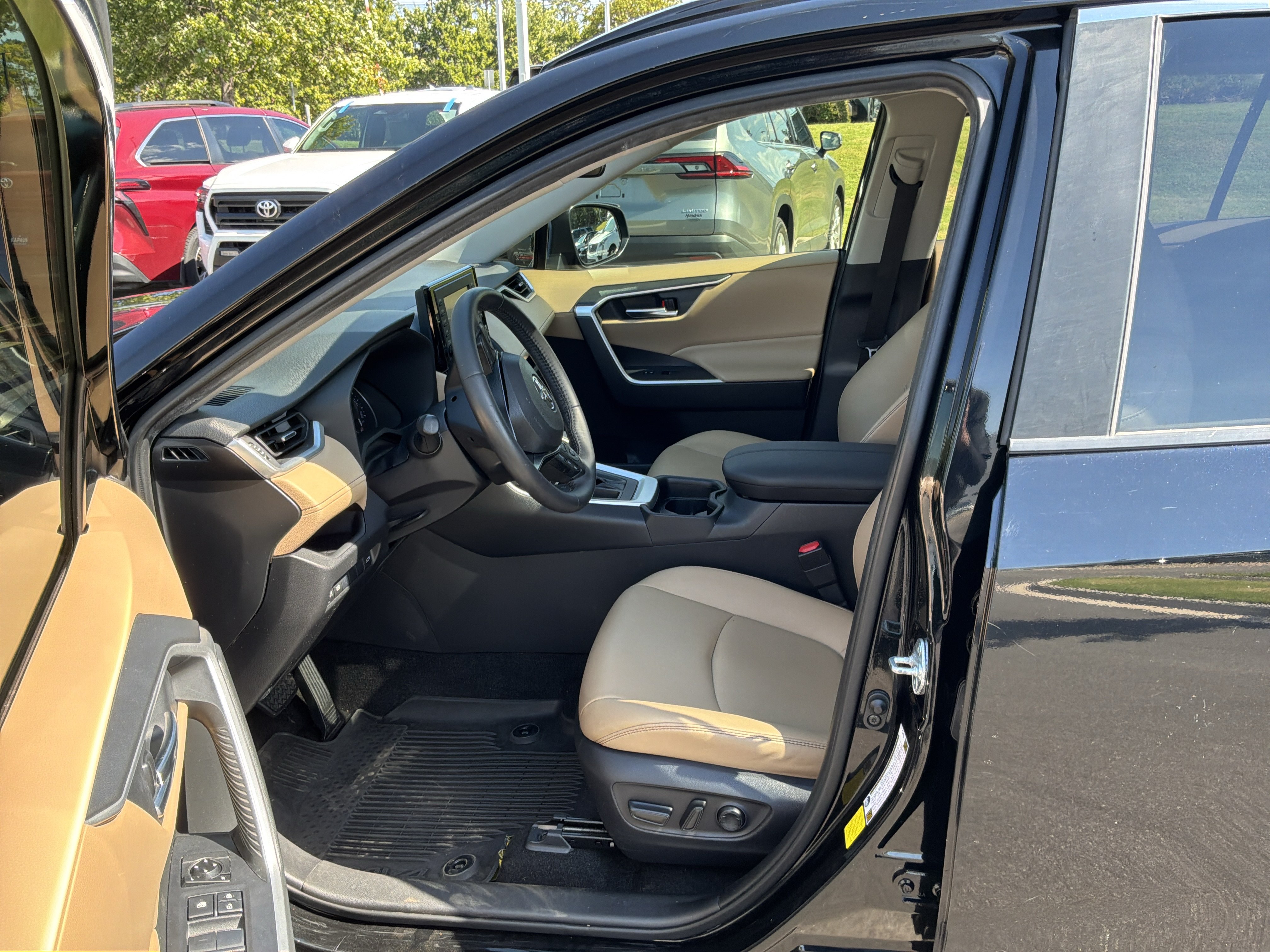 Used 2020 Toyota RAV4 XLE Premium FWD image 16