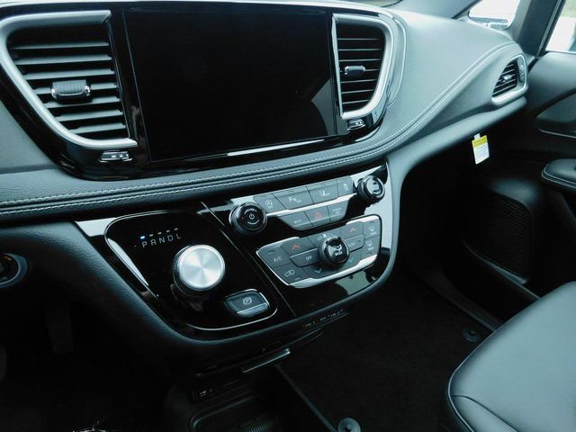 Used 2025 Chrysler Pacifica Select w/ Uconnect Theater Family Group image 28