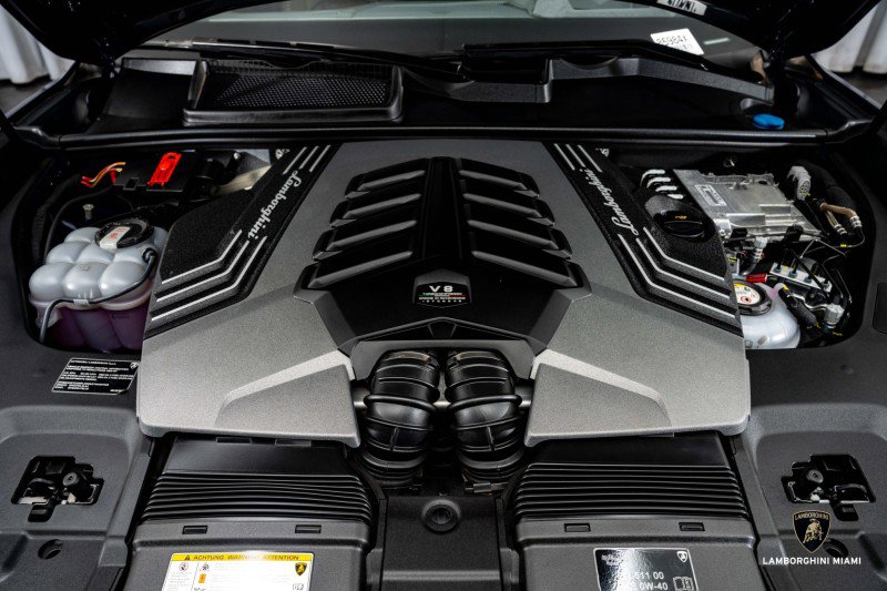 Used 2025 Lamborghini Urus SE image 4