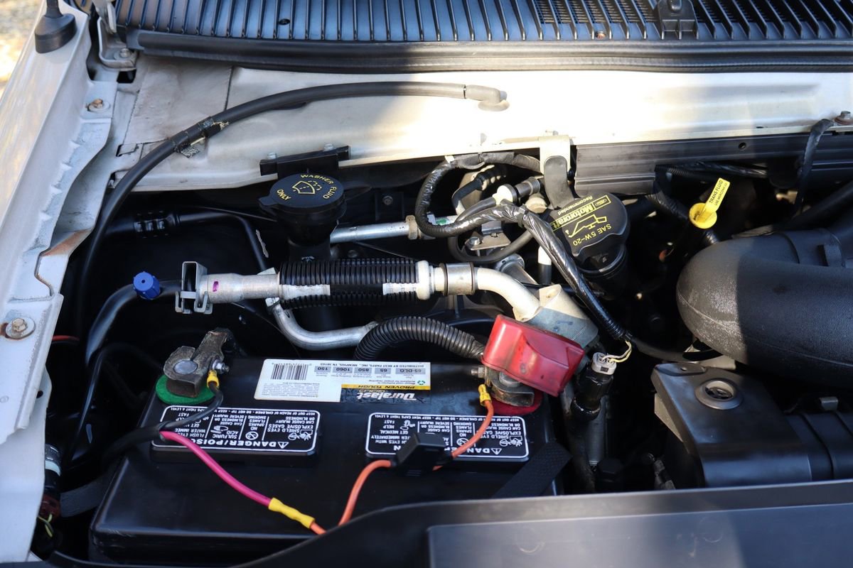 Used 2009 Ford E-350 and Econoline 350 Super Duty Wagon image 38