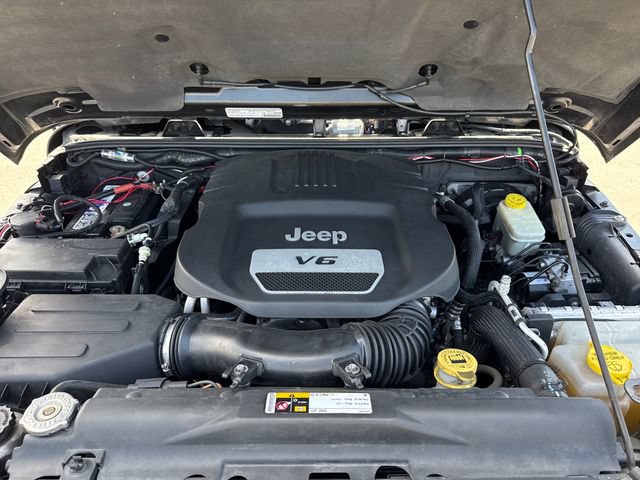 Used 2014 Jeep Wrangler Unlimited Rubicon w/ Connectivity Group AWD/4WD image 27
