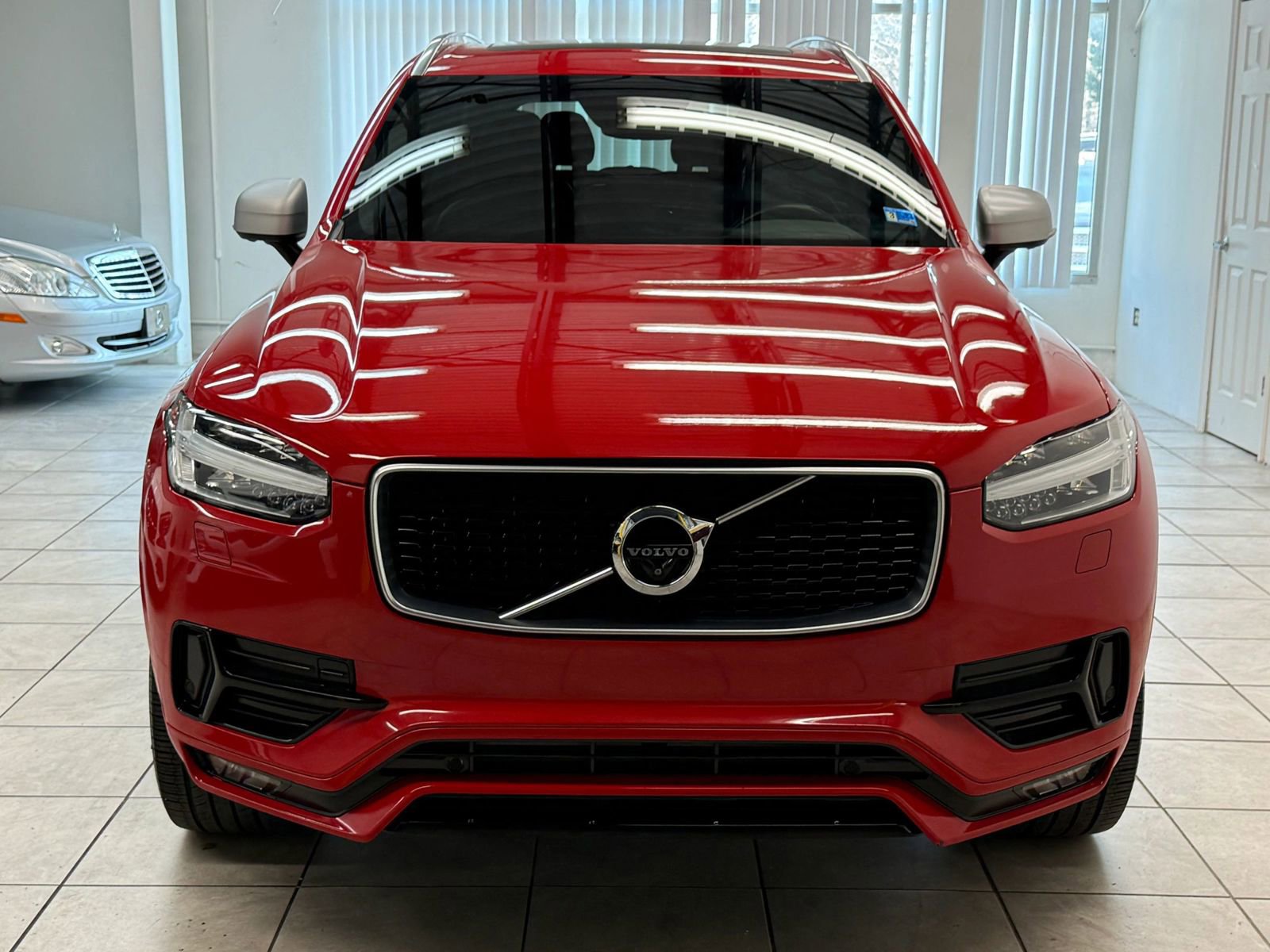 Used 2018 Volvo XC90 T6 R-Design w/ Convenience Package AWD/4WD image 2