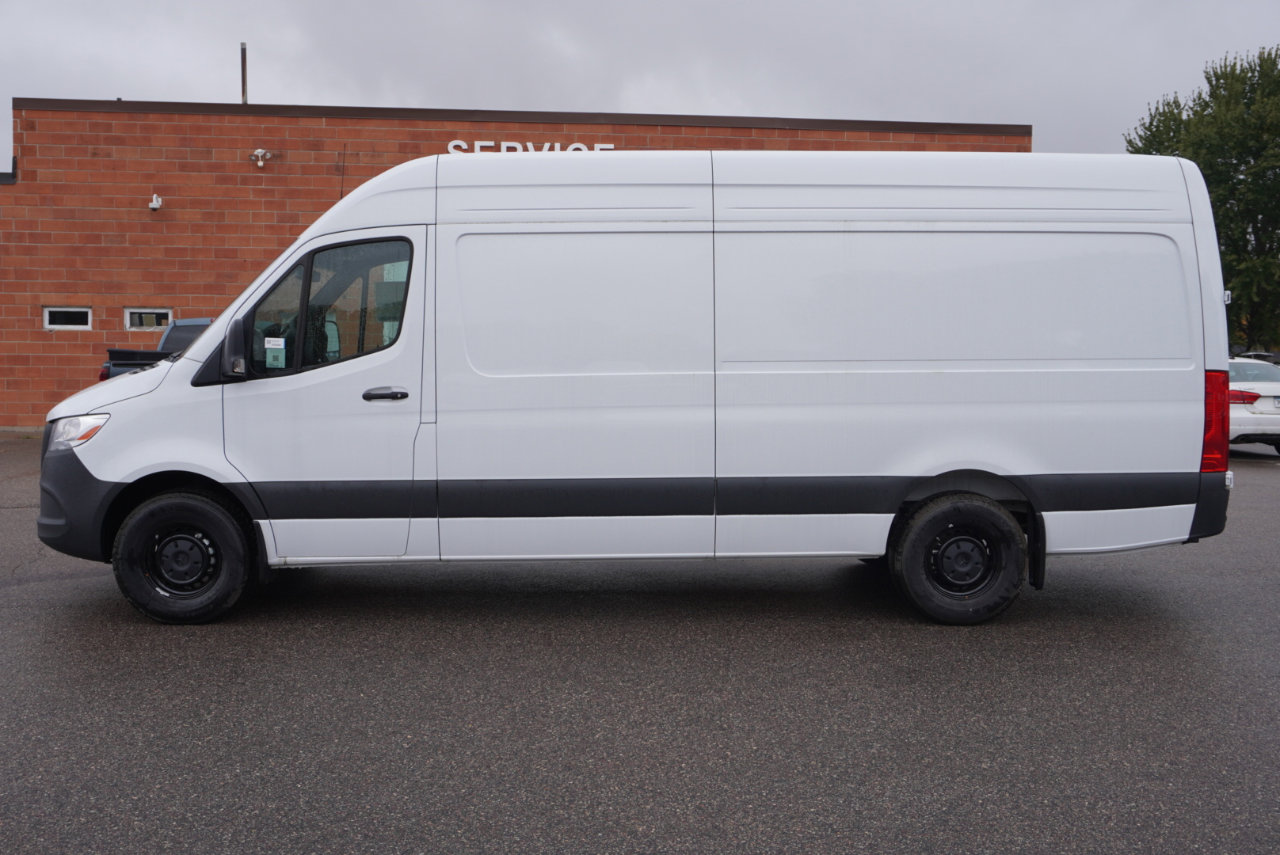 Used 2025 Mercedes-Benz Sprinter 2500 image 2