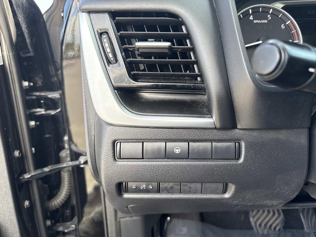 Certified 2022 Nissan Rogue SV image 33