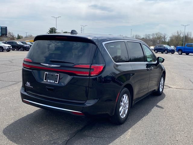 Used 2024 Chrysler Pacifica Touring-L image 4