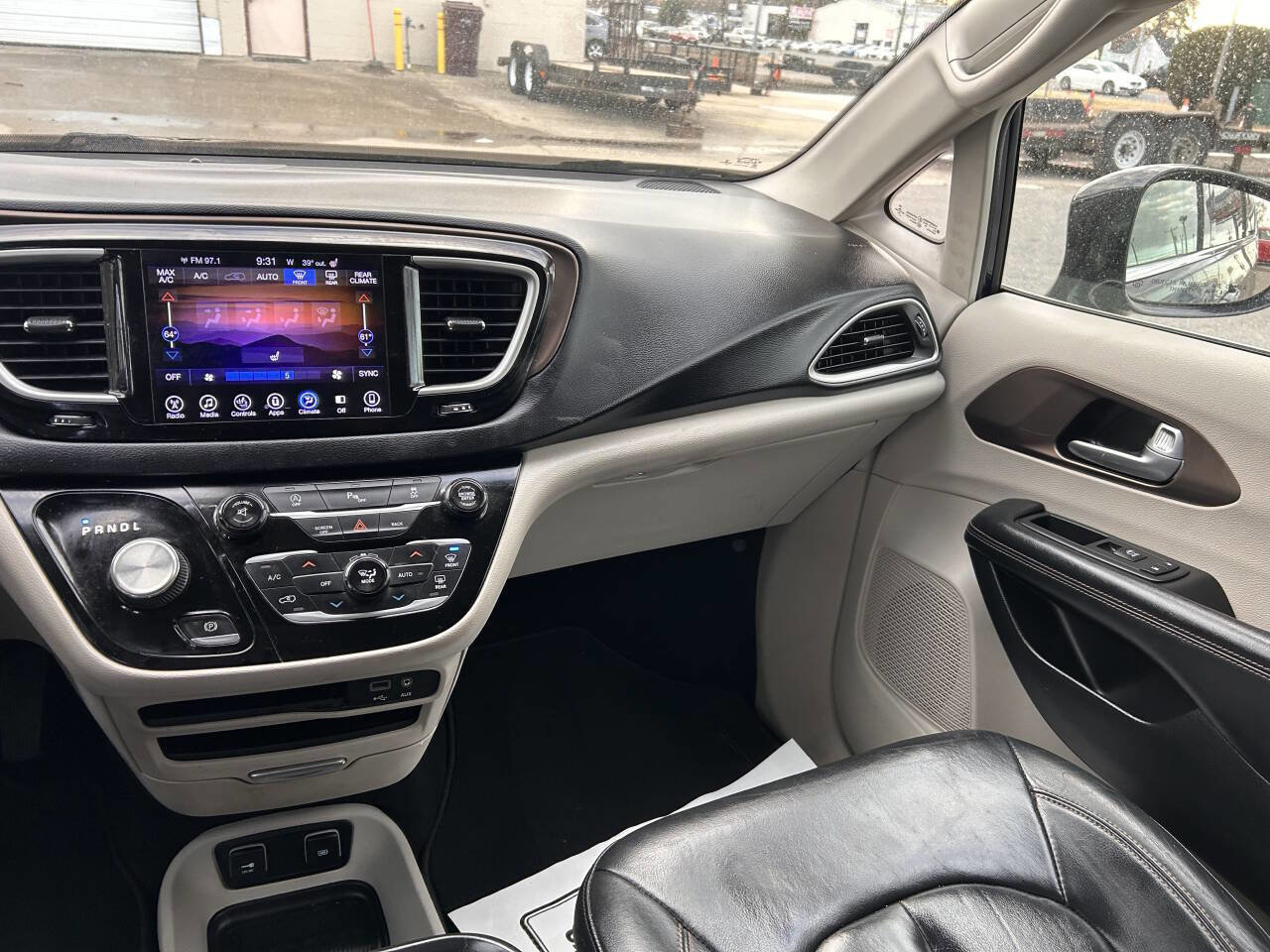 Used 2017 Chrysler Pacifica Touring-L FWD image 11