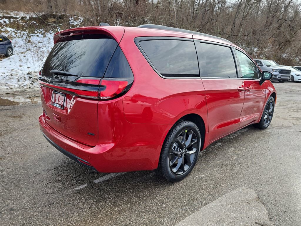 New 2026 Chrysler Pacifica Select w/ S Appearance Package image 4