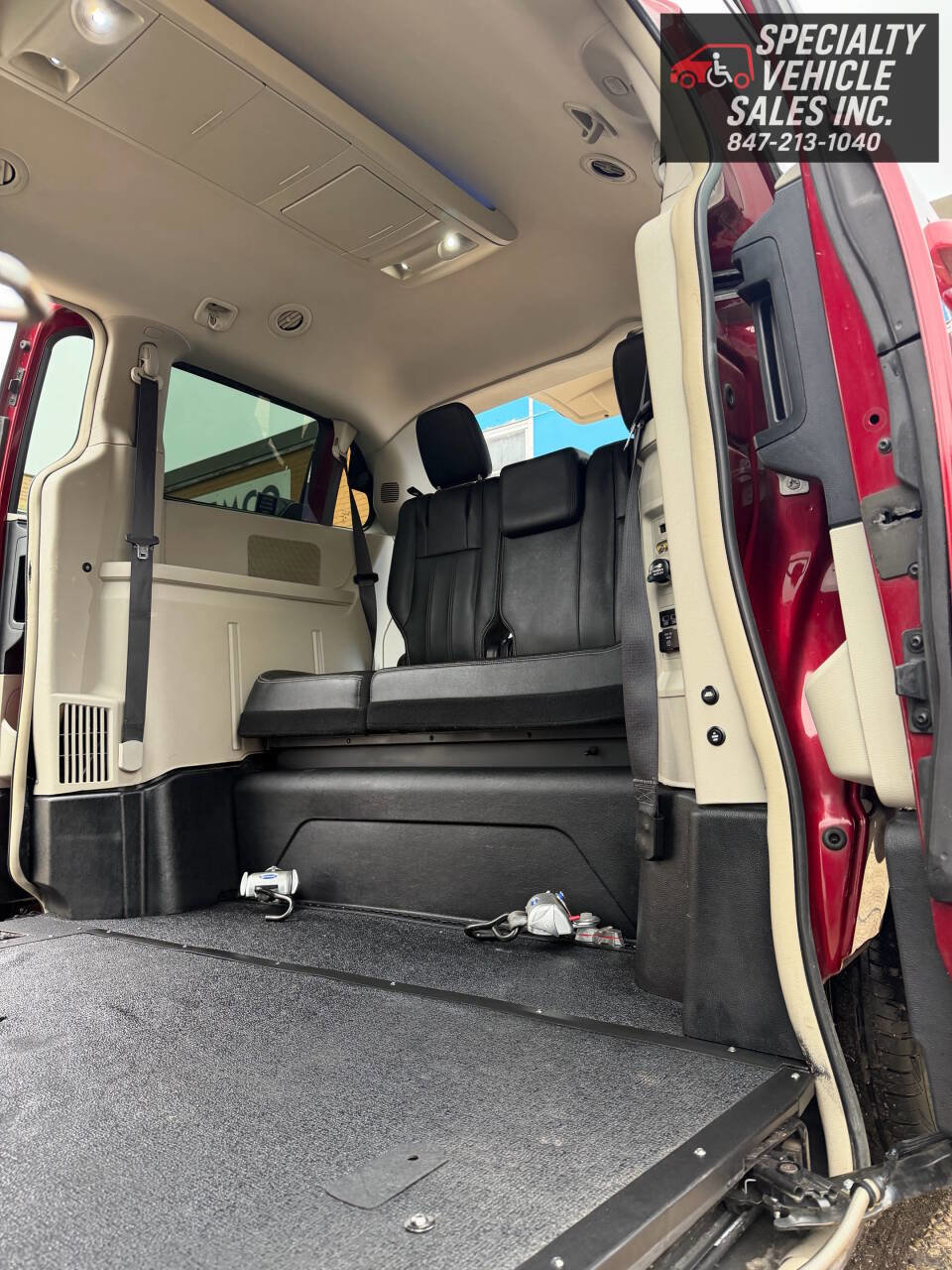 Used 2014 Chrysler Town & Country Touring image 16