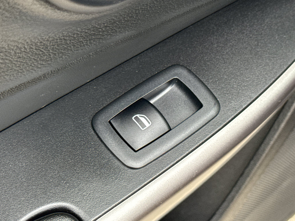 Used 2019 Jeep Cherokee Limited w/ Luxury Group AWD/4WD image 32