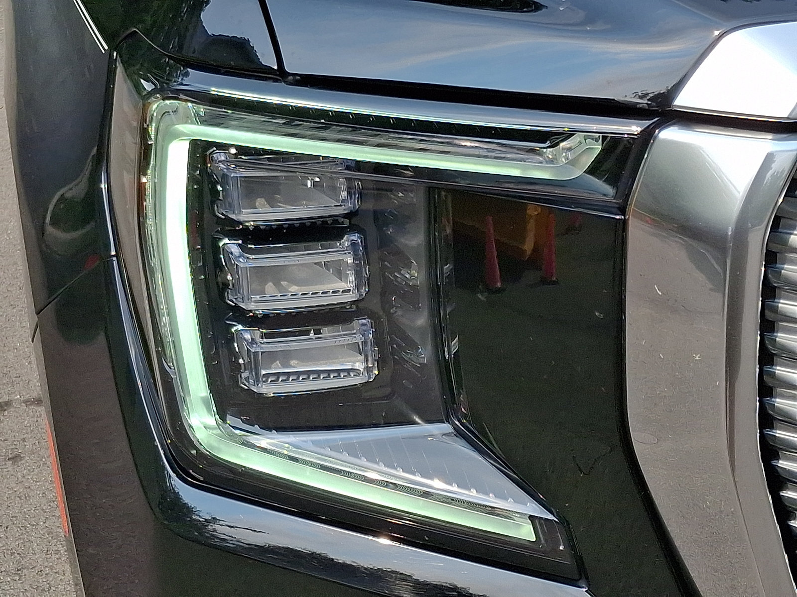 Used 2021 GMC Yukon Denali w/ Denali Premium Package AWD/4WD image 9