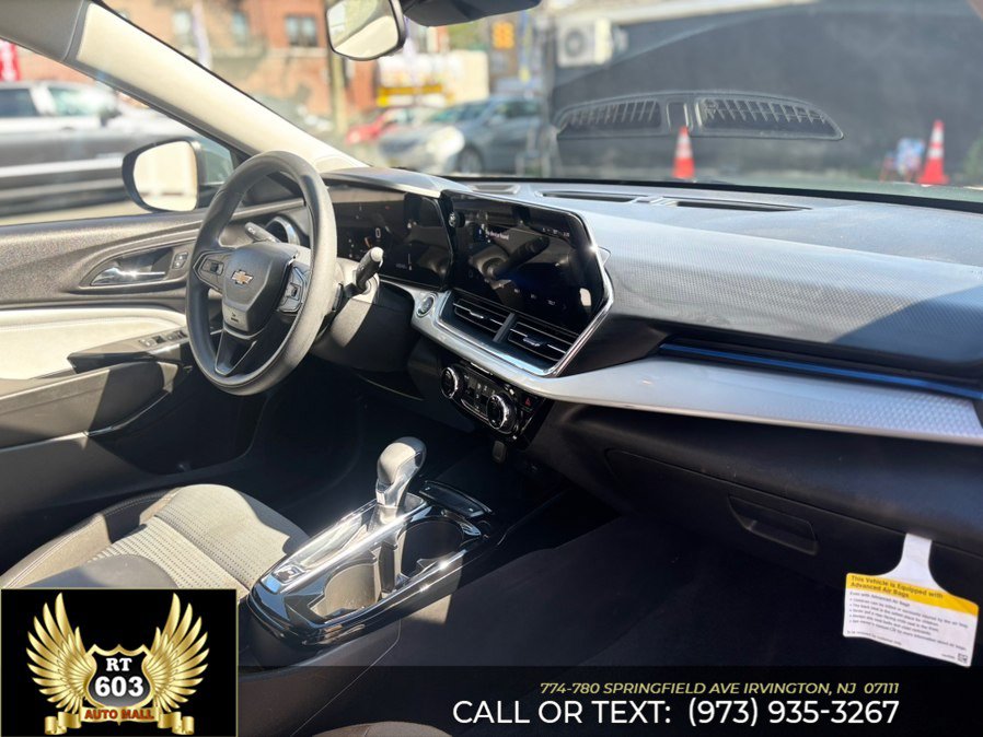 Used 2025 Chevrolet Trax LT FWD image 14