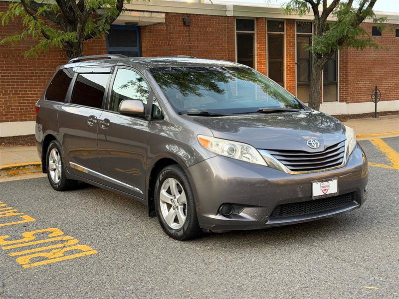 Used 2016 Toyota Sienna LE w/ Protection Package FWD image 5