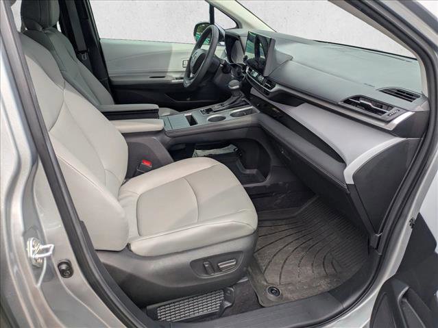 Used 2025 Toyota Sienna XLE image 19