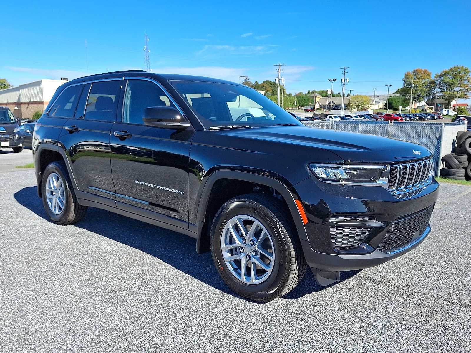 New 2025 Jeep Grand Cherokee Laredo w/ Luxury Tech Group I AWD/4WD image 1