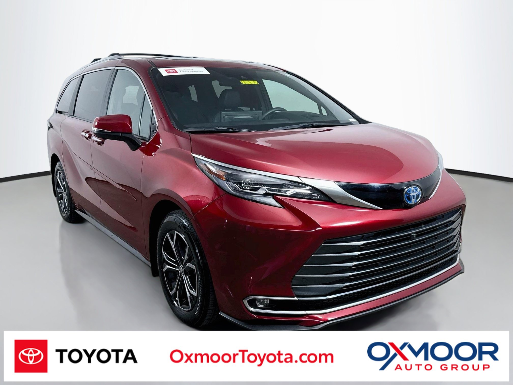 Used 2025 Toyota Sienna Platinum AWD/4WD image 1