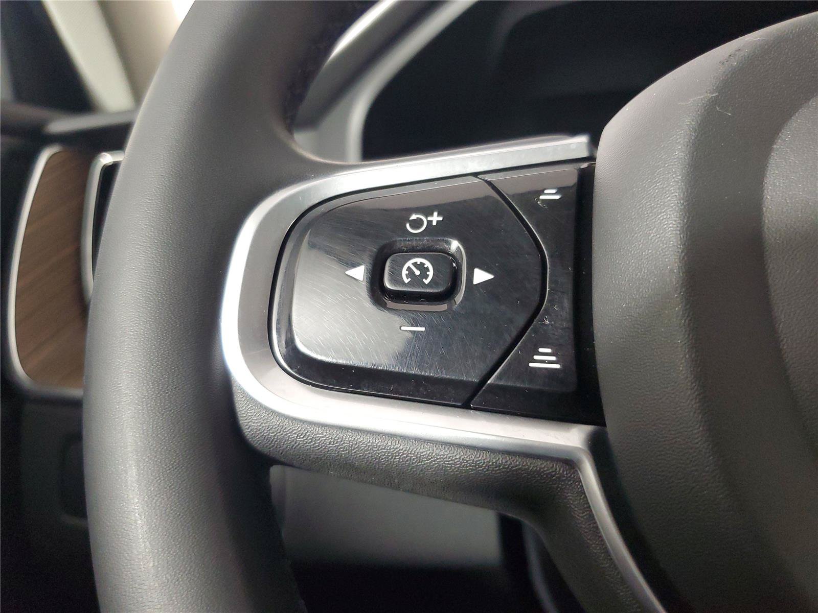 Certified 2023 Volvo XC60 B5 Plus w/ Protection Package Premier FWD image 25