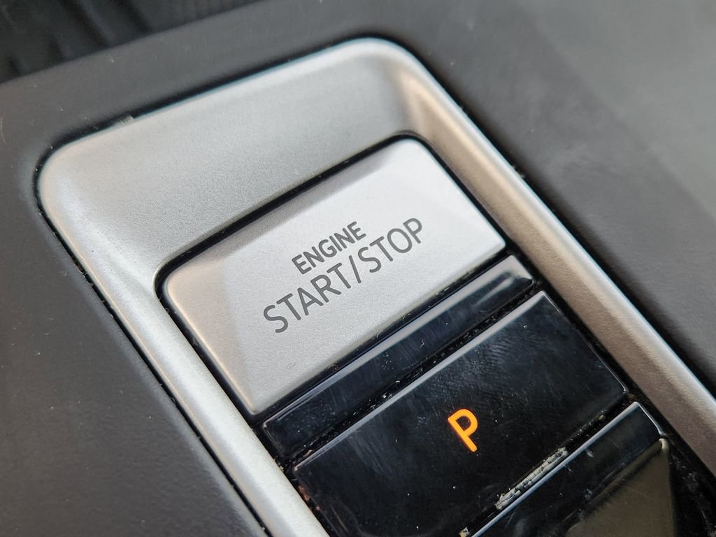 Used 2025 Volkswagen Atlas Cross Sport SE image 11