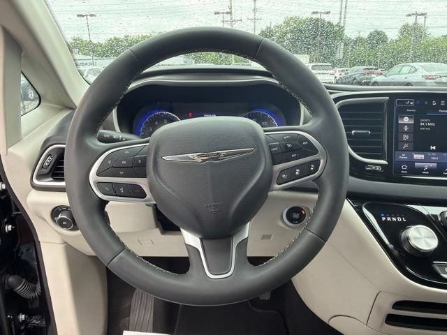 Used 2024 Chrysler Pacifica Touring-L FWD image 23