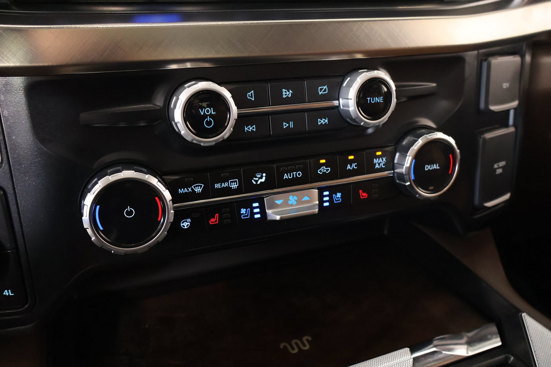 Used 2024 Ford F350 King Ranch w/ FX4 Off-Road Package AWD/4WD image 8