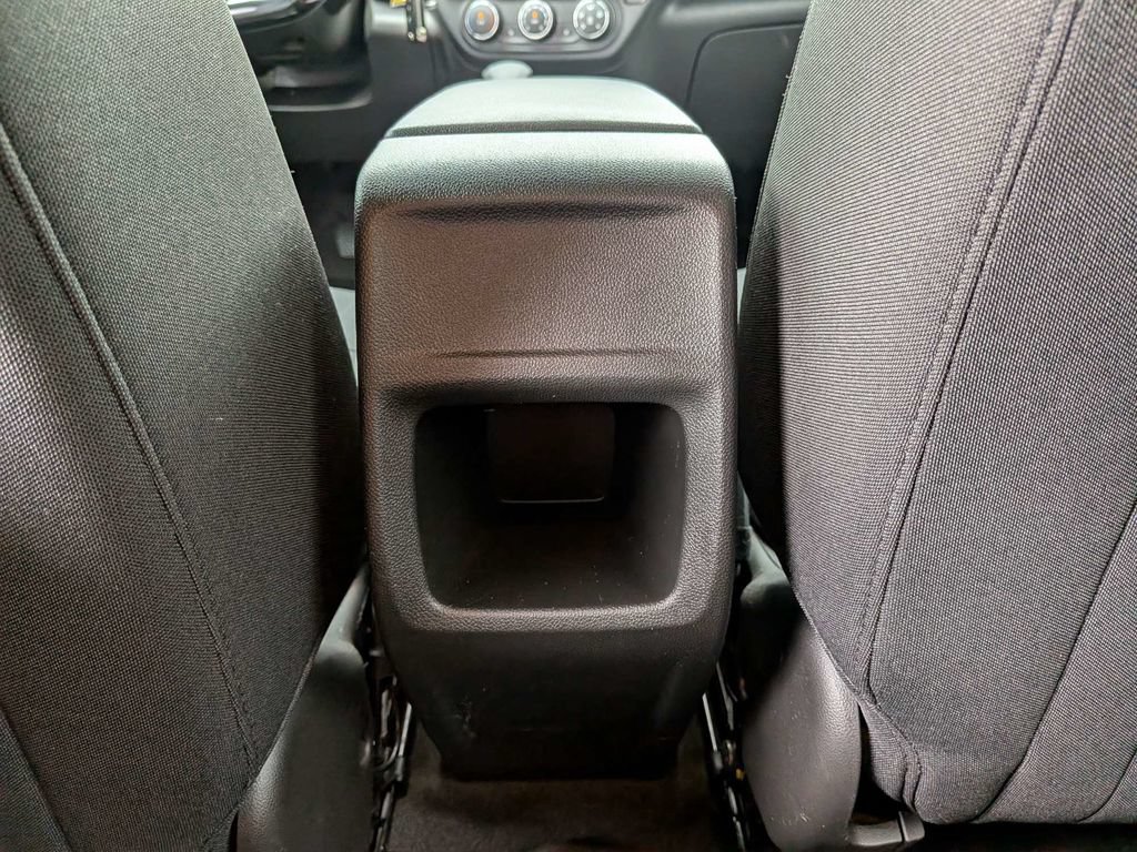 Used 2025 Chevrolet Trax RS w/ Sunroof Package FWD image 17