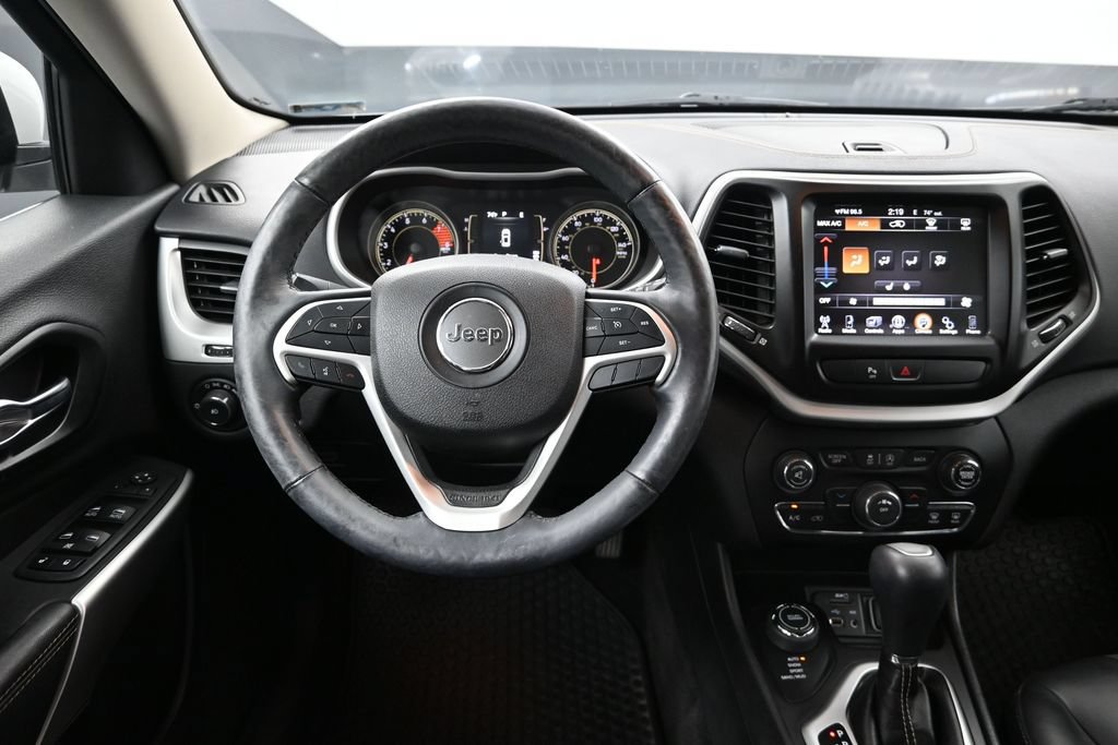 Used 2018 Jeep Cherokee Latitude Plus w/ Cold Weather Group AWD/4WD image 30
